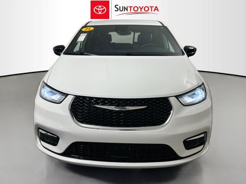 Used 2025 Chrysler Pacifica Select image 10