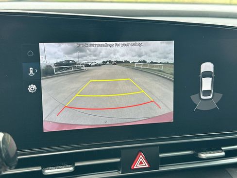 Used 2023 Hyundai Elantra Limited w/ Preferred Accessory Package FWD image 17