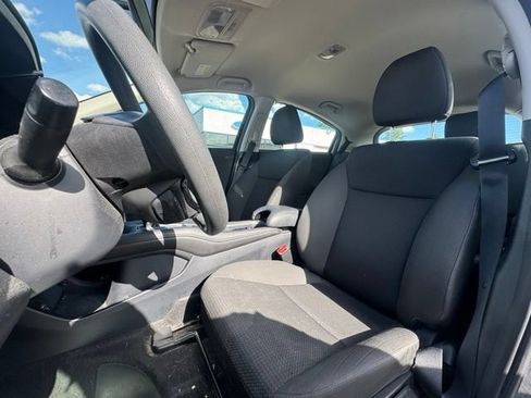 Used 2022 Honda HR-V LX image 13