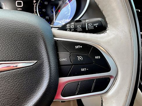 Used 2019 Chrysler Pacifica Limited image 18