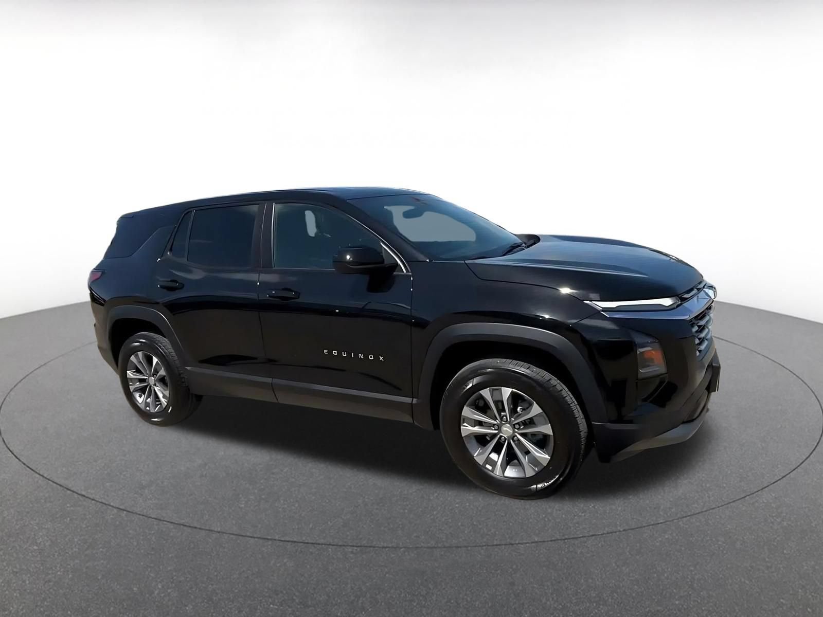 Used 2025 Chevrolet Equinox LT FWD image 2