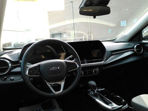 Used 2025 Chevrolet Trax ACTIV w/ Sunroof Package FWD image 9