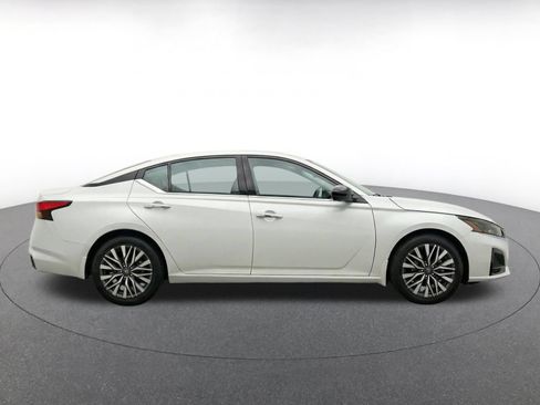 Used 2025 Nissan Altima 2.5 SV FWD image 8