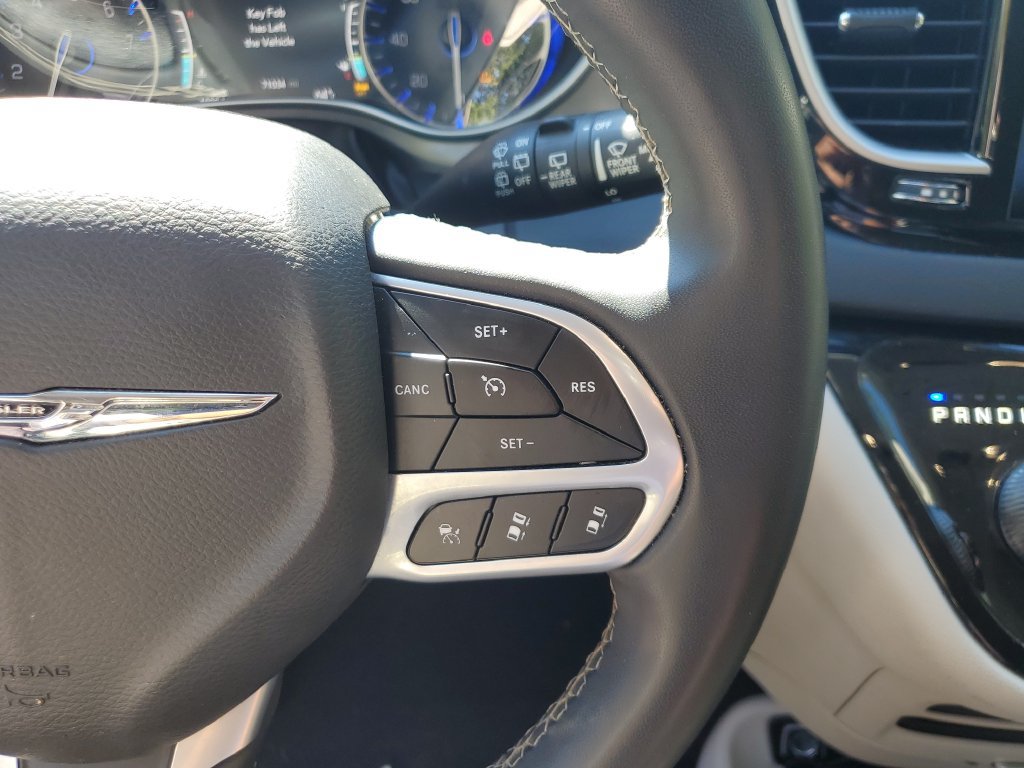 Used 2023 Chrysler Pacifica Touring-L FWD image 29