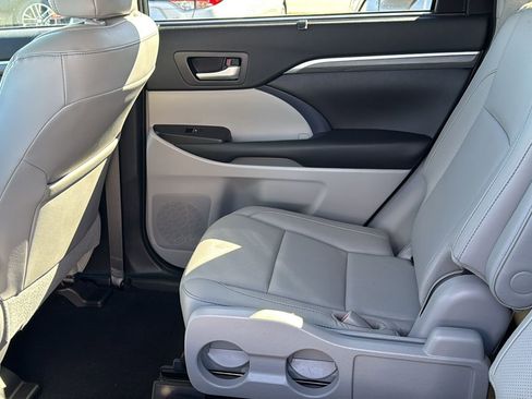 Used 2019 Toyota Highlander Limited image 20