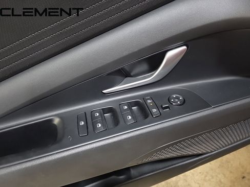 Used 2025 Hyundai Elantra SE image 24