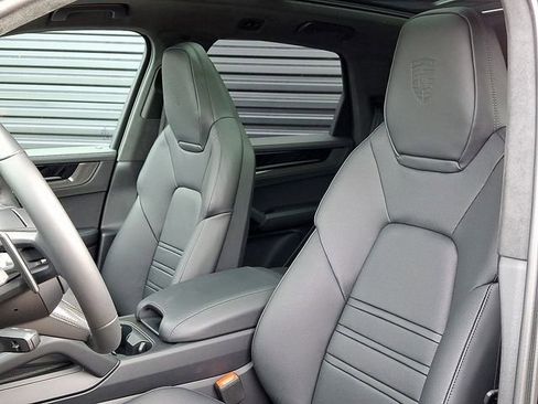 New 2026 Porsche Cayenne GTS image 5