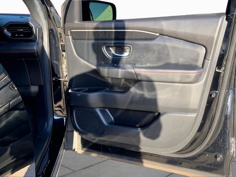 Used 2025 Honda Pilot Black Edition image 23