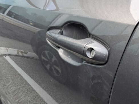 Used 2017 Toyota Highlander SE w/ Carpet Mat Package image 12