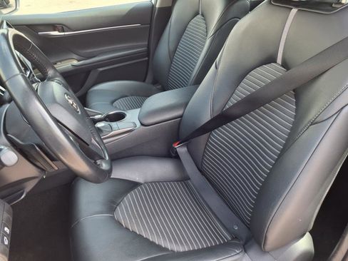 Used 2023 Toyota Camry SE image 3