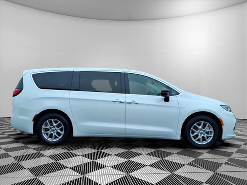 Used 2024 Chrysler Pacifica Touring-L FWD image 30