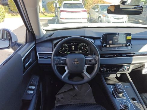 New 2025 Mitsubishi Outlander ES image 23