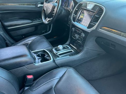 Used 2019 Chrysler 300 Limited RWD image 18