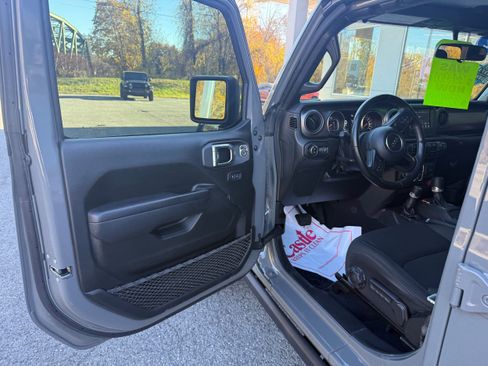 Certified 2022 Jeep Gladiator Sport AWD/4WD image 16