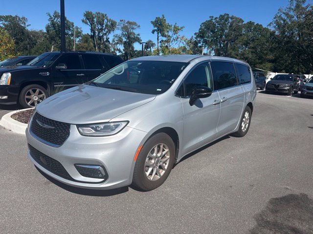 Used 2024 Chrysler Pacifica Touring-L FWD image 3