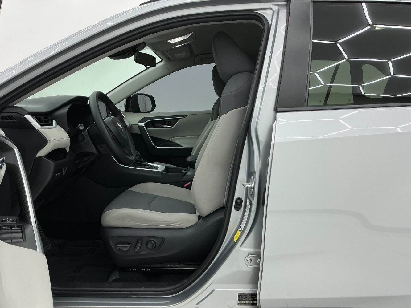 Used 2020 Toyota RAV4 XLE FWD image 14