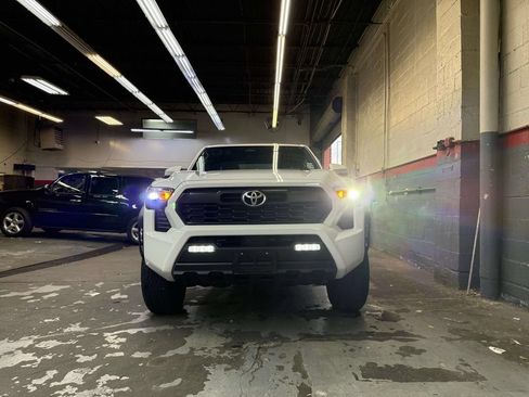 Used 2024 Toyota Tacoma TRD Off-Road AWD/4WD image 45