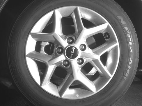 Used 2025 Kia Soul LX w/ LX Technology Package FWD image 12