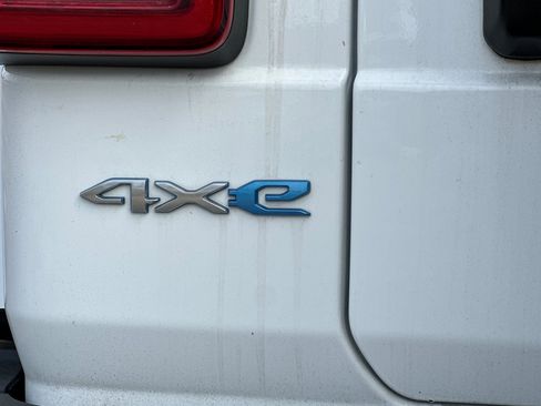 Used 2023 Jeep Wrangler Sahara image 28