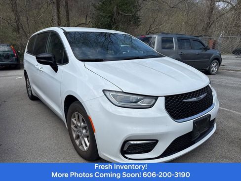 Used 2025 Chrysler Pacifica Select image 3