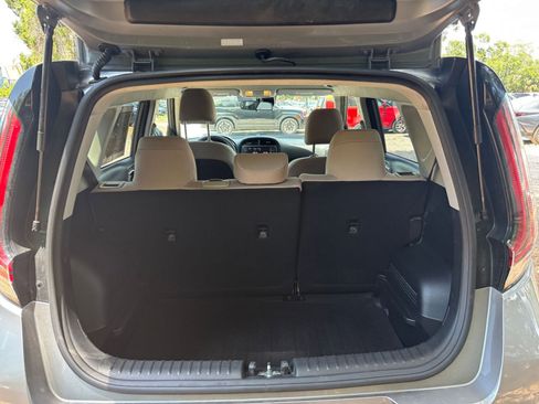 Used 2025 Kia Soul LX w/ LX Technology Package FWD image 30