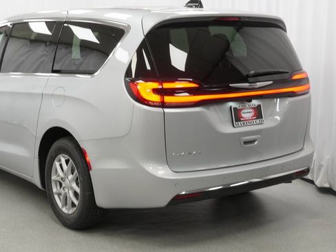 New 2026 Chrysler Pacifica Select image 12