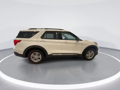 Used 2023 Ford Explorer XLT w/ Equipment Group 202A image 9