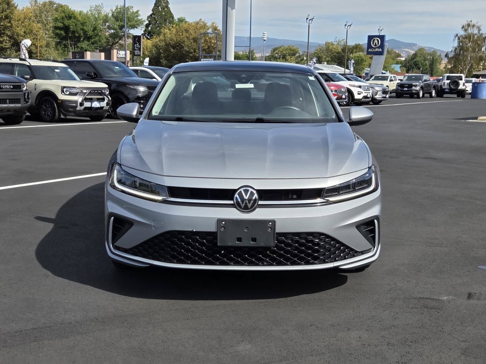 Used 2025 Volkswagen Jetta SE FWD image 2