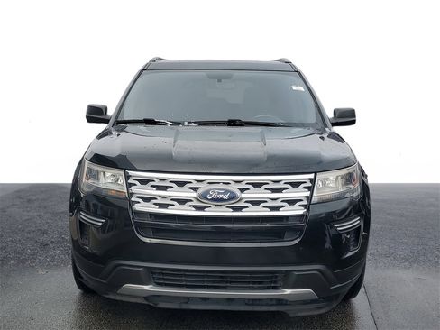 Used 2019 Ford Explorer XLT image 2