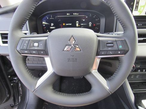 New 2025 Mitsubishi Outlander SE image 23