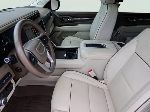 Used 2021 GMC Yukon XL Denali w/ Denali Premium Package image 12