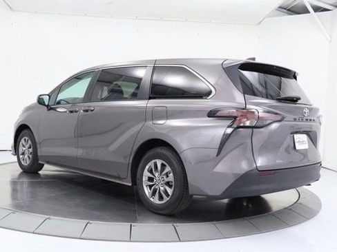Used 2024 Toyota Sienna LE image 3