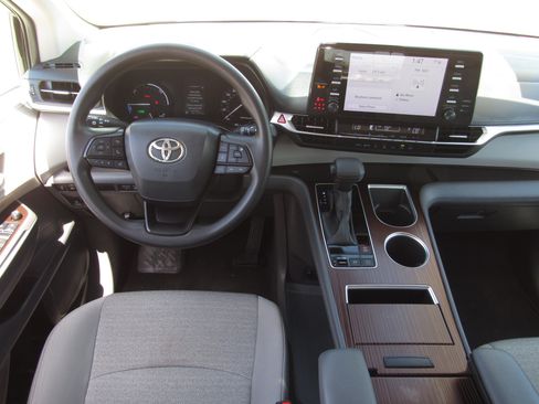 Used 2023 Toyota Sienna LE FWD image 16