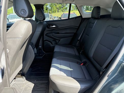 Used 2025 Chevrolet Trax LT FWD image 9