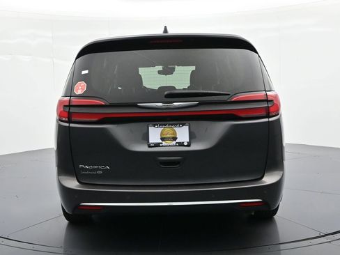 Used 2023 Chrysler Pacifica Touring-L FWD image 7