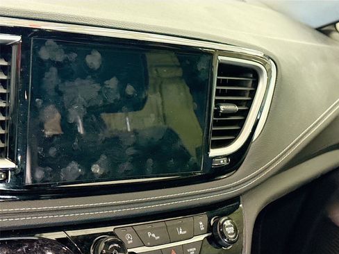 Used 2025 Chrysler Pacifica Limited image 4