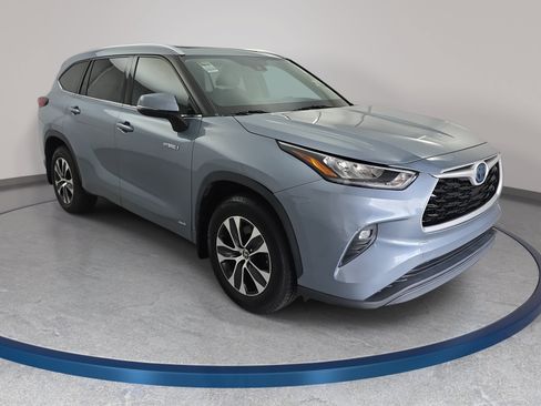 Used 2020 Toyota Highlander XLE AWD/4WD image 3