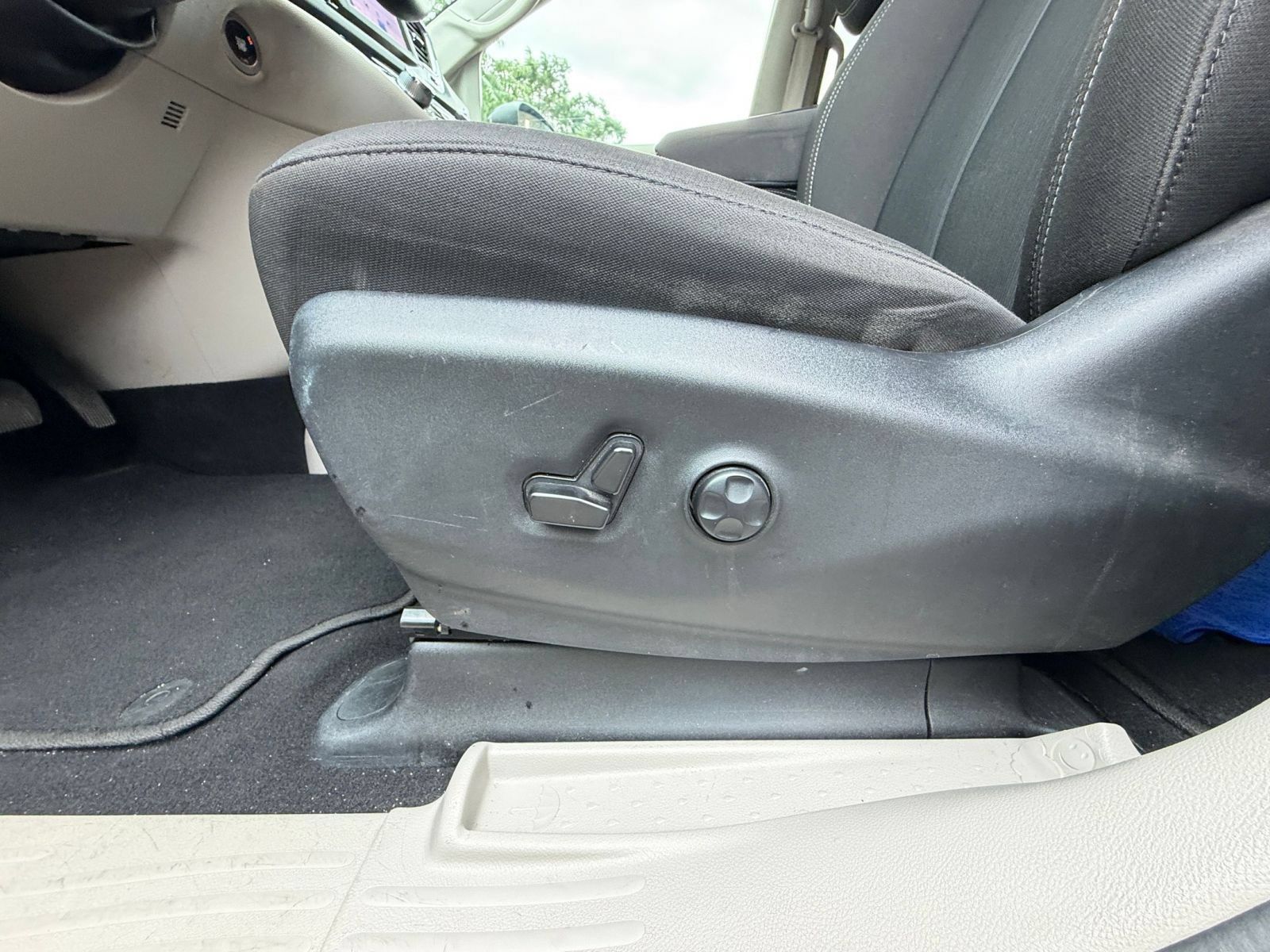 Used 2023 Chrysler Voyager LX FWD image 21