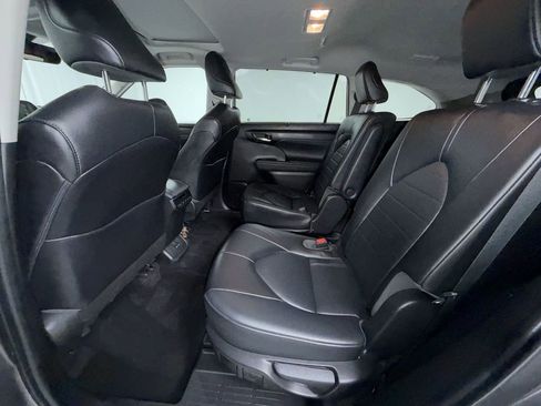 Used 2022 Toyota Highlander XLE AWD/4WD image 5
