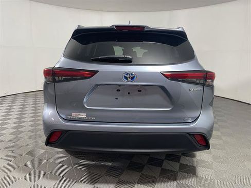 Used 2022 Toyota Highlander XLE AWD/4WD image 6