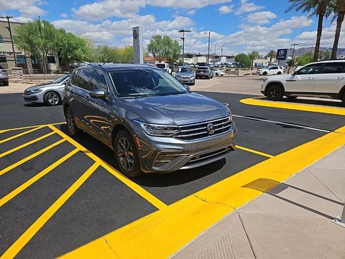 Used 2023 Volkswagen Tiguan SE image 3