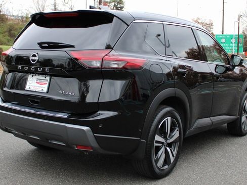 Certified 2025 Nissan Rogue SL w/ SL Premium Package image 6