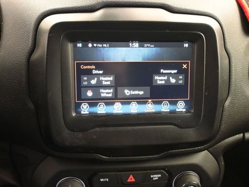 Used 2018 Jeep Renegade Latitude w/ Cold Weather Group image 18