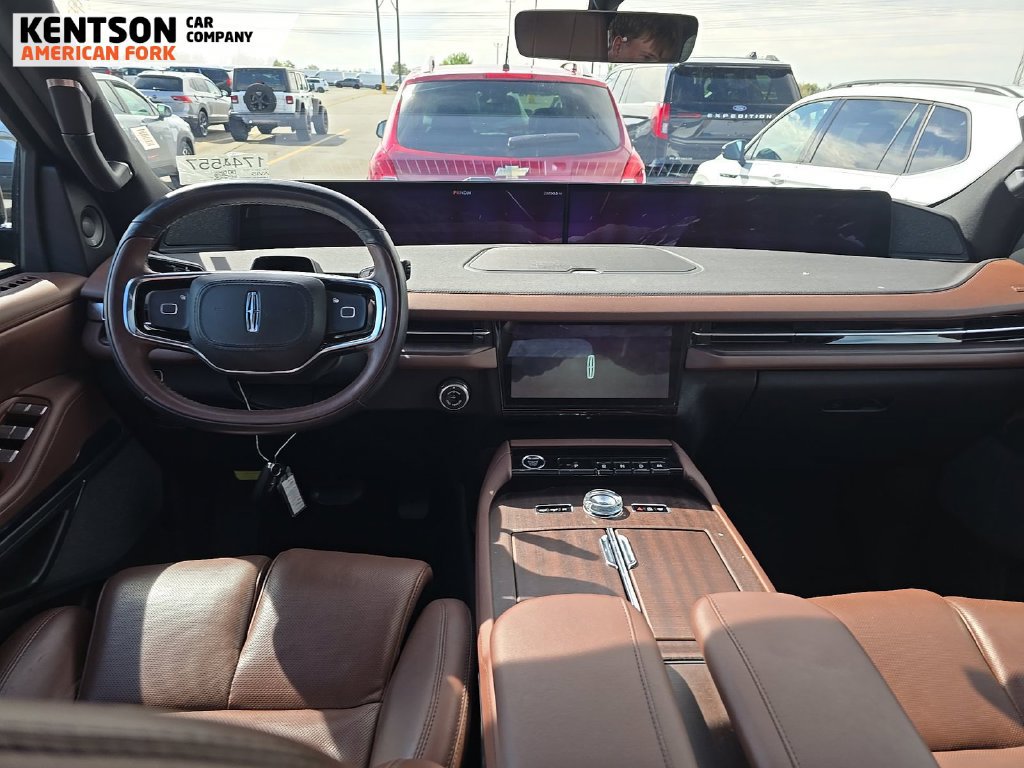 Used 2025 Lincoln Navigator Reserve AWD/4WD image 3