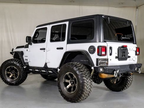 Used 2018 Jeep Wrangler Unlimited Sahara AWD/4WD image 10