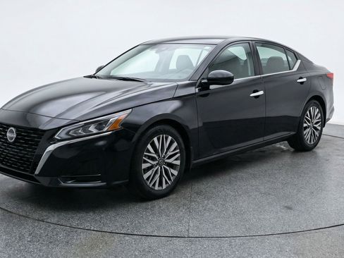 Used 2025 Nissan Altima 2.5 SV FWD image 3