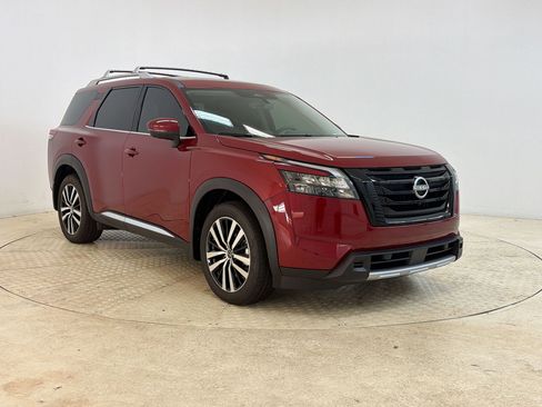 Used 2025 Nissan Pathfinder Platinum w/ Black Appearance Package AWD/4WD image 7