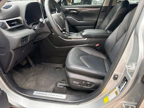 Used 2024 Toyota Highlander Limited AWD/4WD image 18