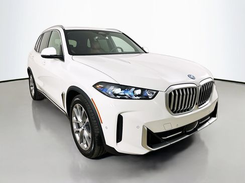 New 2026 BMW X5 xDrive50e w/ Premium Package AWD/4WD image 3