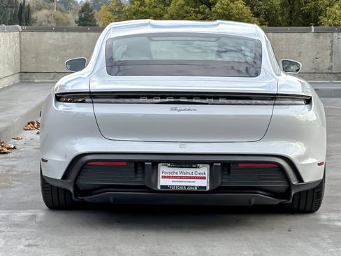 Used 2022 Porsche Taycan image 7